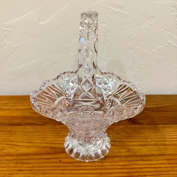 Hofbauer Byrdes Collection Crystal 11” Deep Basket with Bird Medallion - Picture 9 of 10